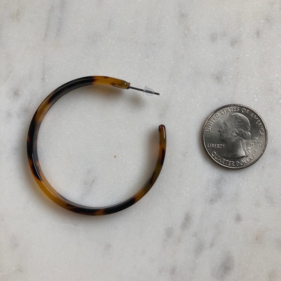The Classic Tortoise Resin Hoop - Picture 3 of 4